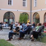 Vernisáž výstavy Hravěk spojila hudbu, hru i pravěk