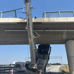 Na dálnici D3 se zasekl jeřáb se zvednutým ramenem do konstrukce mostu