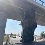 Na dálnici D3 se zasekl jeřáb se zvednutým ramenem do konstrukce mostu