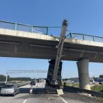 Na dálnici D3 se zasekl jeřáb se zvednutým ramenem do konstrukce mostu