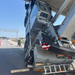 Na dálnici D3 se zasekl jeřáb se zvednutým ramenem do konstrukce mostu