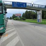 AKTUALIZOVÁNO: Motorkář ujížděl v Budějovicích policistům. Honička skončila nehodou s vážným zraněním