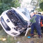 Řidička na Budějovicku narazila do stromu. Ze zdemolovaného auta ji vyprošťovali hasiči