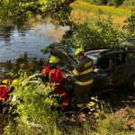 U Turovce skončilo auto v rybníce. Hasiči zachraňovali řidičku i psa