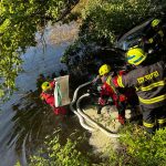 U Turovce skončilo auto v rybníce. Hasiči zachraňovali řidičku i psa