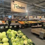 Ve Strakonicích otevřel nový hypermarket Albert s pestrou nabídkou specialit i běžného zboží. Zákazníci nakoupí s 10% slevou