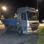 Do garáží ve Volarech se vloupali zloději. Odjeli na čtyřkolce, policisté je dopadli na čerpací stanici