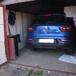 Do garáží ve Volarech se vloupali zloději. Odjeli na čtyřkolce, policisté je dopadli na čerpací stanici