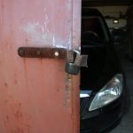 Do garáží ve Volarech se vloupali zloději. Odjeli na čtyřkolce, policisté je dopadli na čerpací stanici