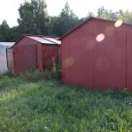 Do garáží ve Volarech se vloupali zloději. Odjeli na čtyřkolce, policisté je dopadli na čerpací stanici