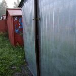 Do garáží ve Volarech se vloupali zloději. Odjeli na čtyřkolce, policisté je dopadli na čerpací stanici