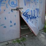 Do garáží ve Volarech se vloupali zloději. Odjeli na čtyřkolce, policisté je dopadli na čerpací stanici