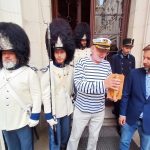 Vltavská štafeta pokračuje. Starosta Hluboké předal vodu z pramenů řeky hasičům z Purkarce