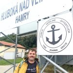 Vltavská štafeta pokračuje. Starosta Hluboké předal vodu z pramenů řeky hasičům z Purkarce