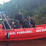 Vltavská štafeta pokračuje. Starosta Hluboké předal vodu z pramenů řeky hasičům z Purkarce