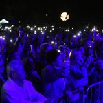 Noc plná světel a cesta do nebe posetá bílými růžemi. Fantom odehrál koncert Pocta Jindrovi