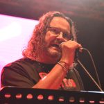 Noc plná světel a cesta do nebe posetá bílými růžemi. Fantom odehrál koncert Pocta Jindrovi