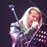 Noc plná světel a cesta do nebe posetá bílými růžemi. Fantom odehrál koncert Pocta Jindrovi