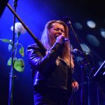Noc plná světel a cesta do nebe posetá bílými růžemi. Fantom odehrál koncert Pocta Jindrovi