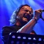 Noc plná světel a cesta do nebe posetá bílými růžemi. Fantom odehrál koncert Pocta Jindrovi