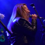 Noc plná světel a cesta do nebe posetá bílými růžemi. Fantom odehrál koncert Pocta Jindrovi