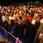 Noc plná světel a cesta do nebe posetá bílými růžemi. Fantom odehrál koncert Pocta Jindrovi