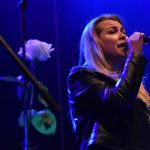 Noc plná světel a cesta do nebe posetá bílými růžemi. Fantom odehrál koncert Pocta Jindrovi