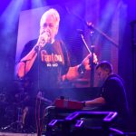 Noc plná světel a cesta do nebe posetá bílými růžemi. Fantom odehrál koncert Pocta Jindrovi