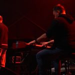 Noc plná světel a cesta do nebe posetá bílými růžemi. Fantom odehrál koncert Pocta Jindrovi