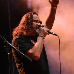 Noc plná světel a cesta do nebe posetá bílými růžemi. Fantom odehrál koncert Pocta Jindrovi