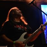 Noc plná světel a cesta do nebe posetá bílými růžemi. Fantom odehrál koncert Pocta Jindrovi