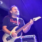 Noc plná světel a cesta do nebe posetá bílými růžemi. Fantom odehrál koncert Pocta Jindrovi