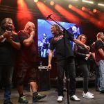 Noc plná světel a cesta do nebe posetá bílými růžemi. Fantom odehrál koncert Pocta Jindrovi