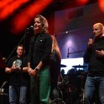 Noc plná světel a cesta do nebe posetá bílými růžemi. Fantom odehrál koncert Pocta Jindrovi