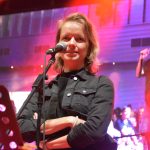 Noc plná světel a cesta do nebe posetá bílými růžemi. Fantom odehrál koncert Pocta Jindrovi