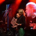 Noc plná světel a cesta do nebe posetá bílými růžemi. Fantom odehrál koncert Pocta Jindrovi