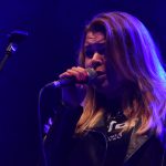 Noc plná světel a cesta do nebe posetá bílými růžemi. Fantom odehrál koncert Pocta Jindrovi