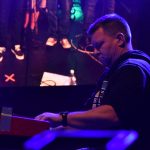 Noc plná světel a cesta do nebe posetá bílými růžemi. Fantom odehrál koncert Pocta Jindrovi