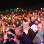 Noc plná světel a cesta do nebe posetá bílými růžemi. Fantom odehrál koncert Pocta Jindrovi