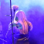 Noc plná světel a cesta do nebe posetá bílými růžemi. Fantom odehrál koncert Pocta Jindrovi