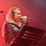 Noc plná světel a cesta do nebe posetá bílými růžemi. Fantom odehrál koncert Pocta Jindrovi