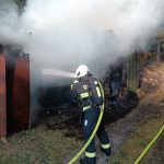 Požár kůlny, stroje, odpadu i strniště. Hasiči vyjížděli ve středu k zásahům napříč krajem