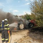 Na Jindřichohradecku shořel traktor. Zůstala jen žací lišta