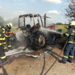 Na Jindřichohradecku shořel traktor. Zůstala jen žací lišta