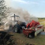 Na Jindřichohradecku shořel traktor. Zůstala jen žací lišta