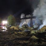 Z areálu bývalého JZD v Malenicích se valil černý dým. U požáru hasiči zasahovali celou noc