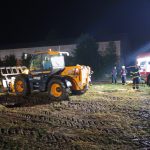 Z areálu bývalého JZD v Malenicích se valil černý dým. U požáru hasiči zasahovali celou noc