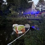 Auto rozvážející objednané nákupy skončilo v potoce v Nerestcích