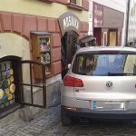 V Krumlově se samovolně rozjelo auto, narazilo do krámku se suvenýry