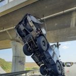 Dálnice D3 u Veselí nad Lužnicí je uzavřena. Vyprošťuje se jeřáb zaklíněný pod mostem
